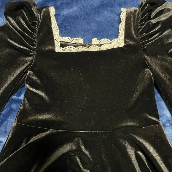 Elegant Velvet Kids Dress in Black - Picture 4 of 8
